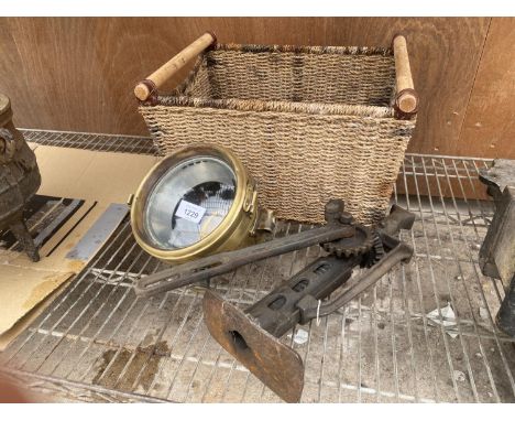 AN ASSORTMENT OF ITEMS TO INCLUDE A VINTAGE DRILL STAND AND A BRASS CAR LAMP ETC 