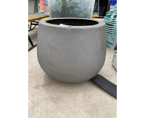 A ROUND GREY FIBRE GLASS PLANTER (H:25CM) 