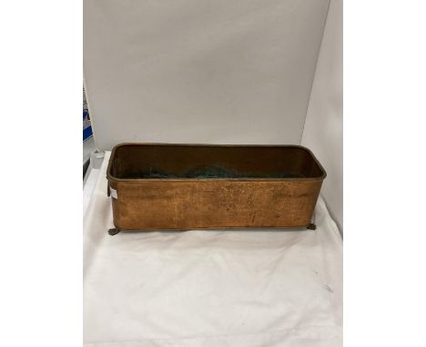A VICTORIAN COPPER RECTANGULAR PLANTER WITH LIONS HEAD HANDLES AND CLAW FEET LENGTH 45CM, HEIGHT 15CM, WIDTH 15CM 