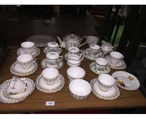 A QUANTITY OF CHINA TEAWARE TO INCLUDE ROYAL MALVERN TRIOS, SALISBURY 'INDIAN TREE' CUPS, SAUCERS, TEAPOT, CREAM JUG, SUGAR B