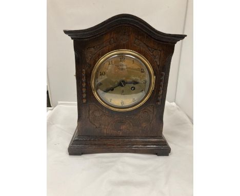 AN EARLY 20TH CENTURY MAHOGANY CASED 'TEMPEST FUGIT' 8 DAY MANTLE CLOCK 29CM X 37CM X 15CM 
