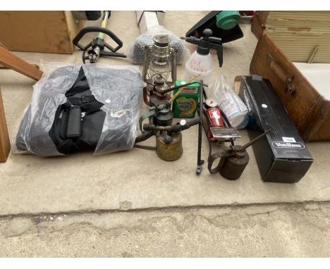 AN ASSORTMENT OF VARIOUS ITEMS TO INCLUDE PUMP ACTION OIL CANS, A PARAFIN LAMP AND A FOOT PUMP ETC 
