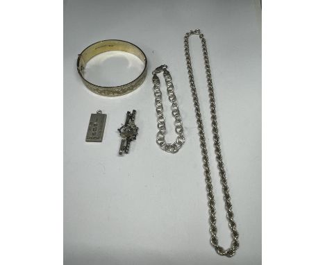 FIVE VARIOUS SILVER ITEMS TO INCLUDE A BRACELET, ROPE NECKLACE, INGOT, BANGLE AND BROOCH 