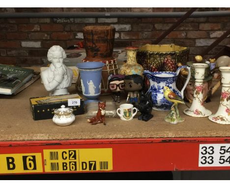 A QUANTITY OF ITEMS TO INCLUDE CERAMIC CANDLESTICKS, MAJOLICA STYLE PLANTER, FIGURES, VASES, JUGS, ETC 