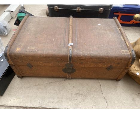 A LARGE VINTAGE TRAVEL TRUNK 