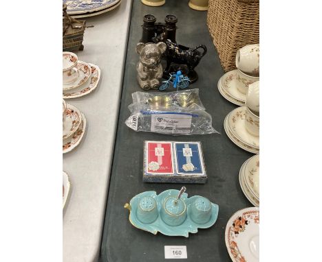 A COLLECTION OF ITEMS TO INCLUDE A TURQUOISE CARLTONWARE CRUET SET AND STAND, PLAYING CARDS, GLASSES, COW CREAMER, BINOCULARS