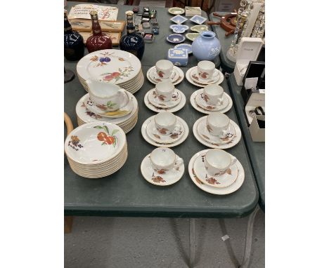 A QUANTITY OF ROYAL WORCESTER 'EVESHAM' DINNER WARE TO INCLUDE CUPS, SAUCERS, PLATES, BOWLS, SAUCE BOAT, ETC 