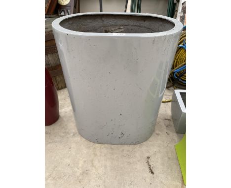 A SINGLE GREY OVAL FIBRE GLASS PLANTER (H:60CM) 