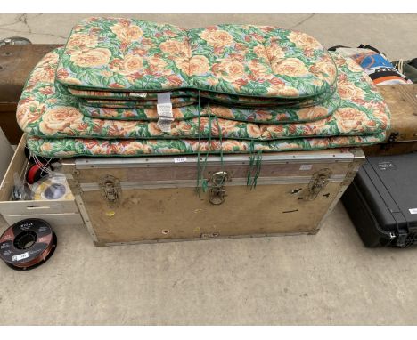 A WOODEN STORAGE TRUNK WITH CONTENTS TO INCLUDE OUTDOOR CUSHIONS, WHEELS AND CAR SPARES ETC 