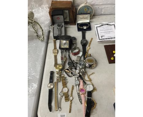A QUANTITY OF WRISTWATCHES TO INCLUDE SEIKO, SEKONDA, TIMEX, ETC PLUS A VINTAGE MANTLE CLOCK, SOOTY ALARM CLOCK, ETC 