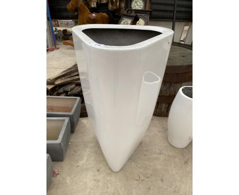 A SINGLE WHITE TRIANGULAR FIBRE GLASS PLANTER (H:71CM) 