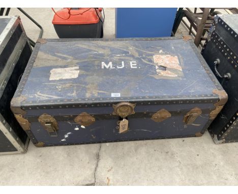 A LARGE VINTAGE STORAGE TRUNK 