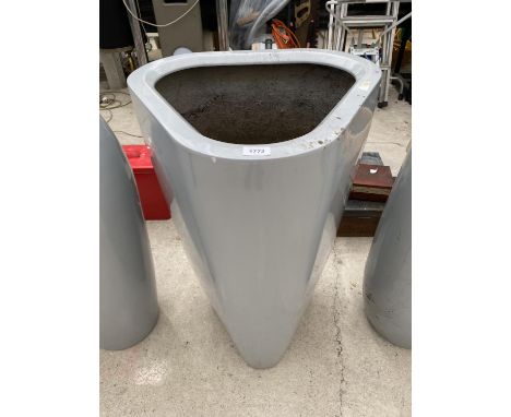 A SINGLE GREY TRIANGULAR FIBRE GLASS PLANTER (H:86CM) 