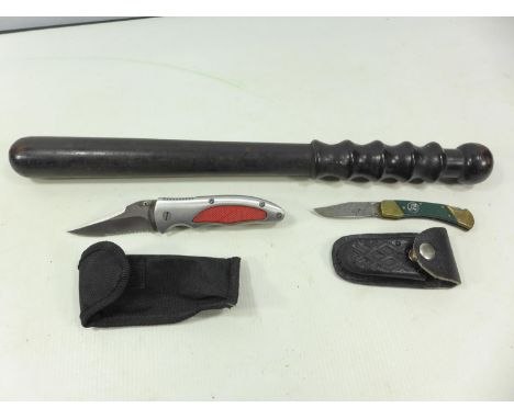 A POLICE TRUNCHEON LENGTH 41 CM AND TWO SMALL KNIVES 
