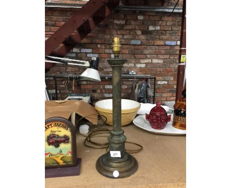 A VERY HEAVY COLUMN BRASS TABLE LAMP HEIGHT 39CM 
