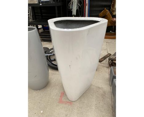 A SINGLE WHITE TRIANGULAR FIBRE GLASS PLANTER (H:86CM) 