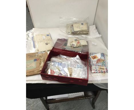 A QUANTITY OF VINTAGE EPHEMERA TO INCLUDE LETTERS, POSTCARDS, STAMPS, ETC 