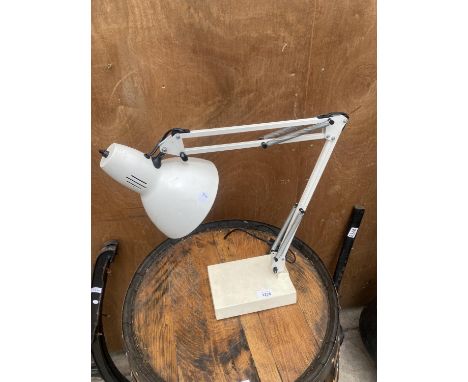 A RETRO MID CENTURY ANGLE POISE LAMP 