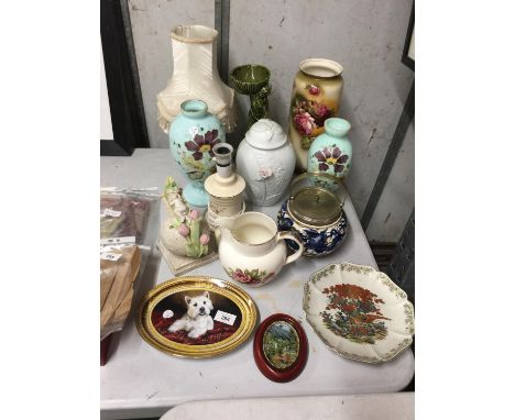 A QUANTITY OF CERAMIC ITEMS TO INCLUDE VASES, A BLUE AND WHITE BISCUIT BARREL WITH PEWTER LID AND HANDLE, JUG, PLATE, TABLE L