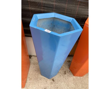 A VIVID BLUE PENTAGONAL FIBRE GLASS PLANTER (H:80CM) 