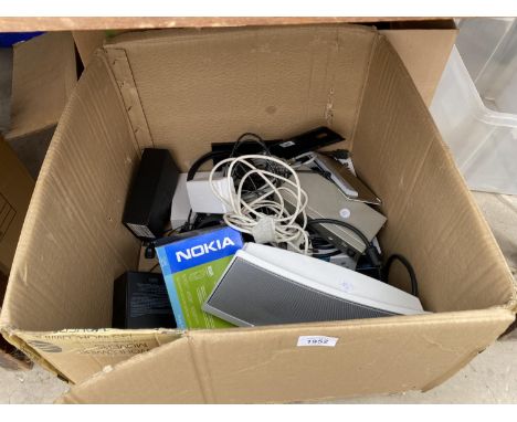 AN ASSORTMENT OF ITEMS TO INCLUDE A BOSE SPEAKER AND CABLES ETC 