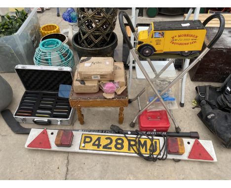 AN ASSORTMENT OF ITEMS TO INCLUDE A TRAILER LIGHT BOARD, A SMALL STOOL AND A STEP LADDER ETC 