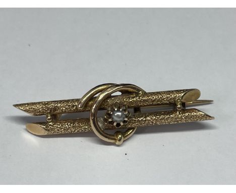 A 14 CARAT MARKED 585 GOLD BROOCH WITH A PEARL GROSS WEIGHT 2.6 GRAMS 