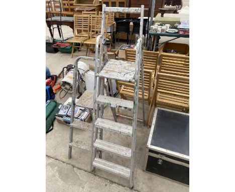 A FOUR RUNG ALUMINIUM STEP LADDER AND A FURTHER TWO RUNG ALUMINIUM STEP LADDER 