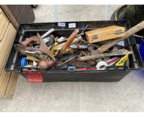 A PLASTIC TOOL BOX CONTAINING A LARGE ASSORTMENT OF TOOLS TO INCLUDE A WOOD PLANE, HAMMERS AND SNIPS ETC 