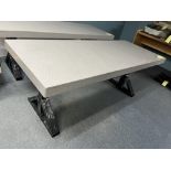 Superbe Table avec Dessus en Quartz, 78'' x 31''