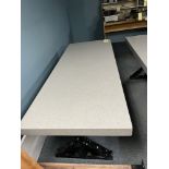 Superbe Table avec Dessus en Quartz, 78'' x 31''