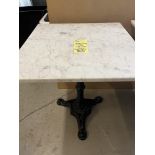 (7) Tables en Marble 26'' x 26'' avec Bases en Fer Forgé, QUANTITÉ X PRIX MISÉ
