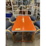 LOT: (4) Chaises Rembourrées avec Table Orange 59'' x 31''