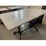 (6) Tables en Marble 48'' x 30'' avec Bases en Fer Forgé, QUANTITÉ X PRIX MISÉ