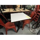 (17) Tables Blanches/Brunes, 24'' x 24'' QUANTITÉ X PRIX MISÉ