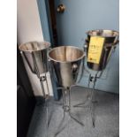 LOT: (4) Sceaux en Acier Inox. avec (3) Supports