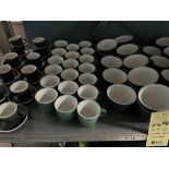 LOT: (59) Tasses à Café & Assiettes