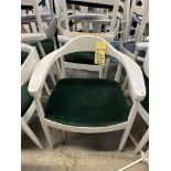 (30) Chaises Blanches en Bois (à re-Peinturer!) avec Coussins Verts Variés, QUANTITÉ X PRIX MISÉ