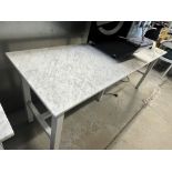 Table en Marble, 78'' x 24'', avec Base Robuste en Métal