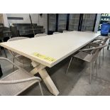 Table blanche, 9' 2'' x 39''