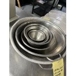 LOT: (10) Bols à Mélanger & Passoir en Acier Inox.