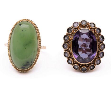 Twee 14 kt. gouden ringen, een bezet met een ovale cabochon geslepen nefriet, de ander met een synthetische korund (imitatie 