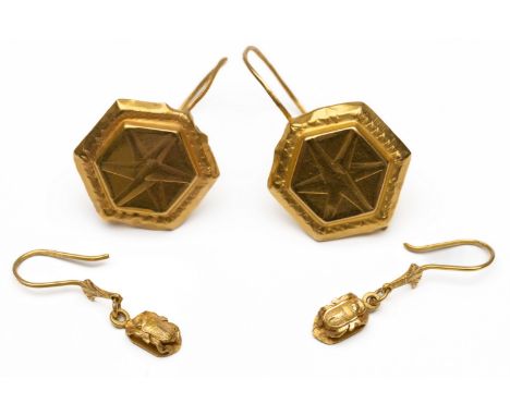 Twee paar gouden oorhangers, een paar van 18 kt. met scarabeeën en papyrus en een   paar van 20 kt., zeshoekige met een ster 
