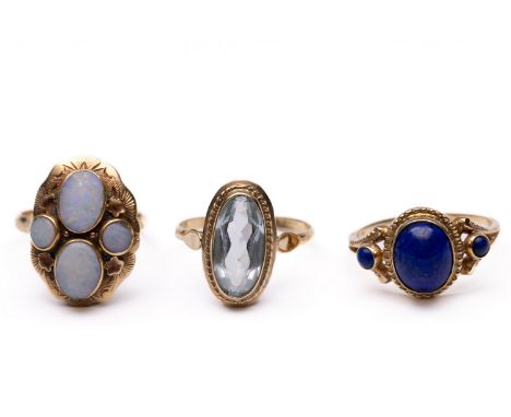 Drie 14 kt. gouden ringen, bezet met opaal, synthetische spinel en lapis lazuli bruto 9,7 gr. [3] Three 14 k. gold rings, set