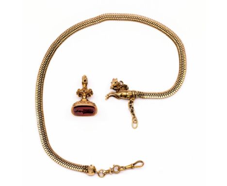 Gouden cachet en horlogeketting. Het cachet van 18 kt. gedecoreerd met bloemen. De stempel van kornalijn, voorzien van een wa