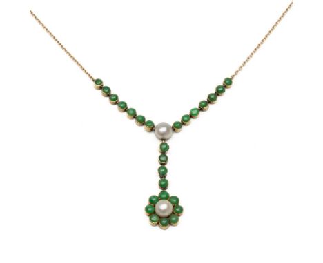 14 kt. Gouden collier, de voorzijde opgebouwd uit ronde zetkastjes, elk bezet met een cabochon geslepen groene jade, uitkomen
