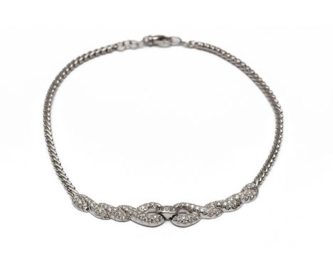 14 kt. Witgouden choker, de voorzijde met twee 'getwiste' delen uitkomend in een lus, pavé gezet met briljant geslepen diaman