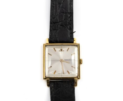 Jaeger LeCoultre, 18 kt. gouden mechanisch heren polshorloge met een vierkante wijzerplaat. Aan een zwart lederen band bruto 
