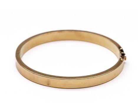 14 kt. Gouden stijve armband met een gearceerd oppervlak netto 16,4 gr., binnenmt. 62 x 52 mm [1] 14 k. gold rigid bangle wit