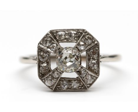 18 kt. Witgouden ring, Art Deco. Met een achthoekige kop, de diagonale ribben samenkomend in een oud briljant geslepen diaman